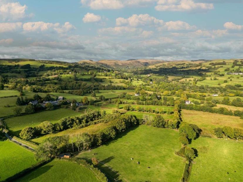 Berllan Y Bugail Shepherds Hut Hotel Llanwrda Exterior photo