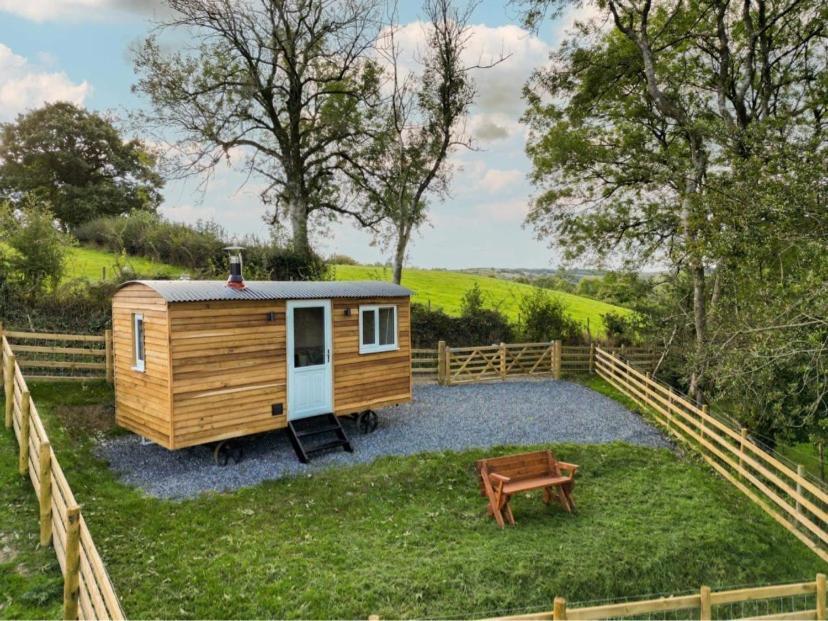 Berllan Y Bugail Shepherds Hut Hotel Llanwrda Exterior photo