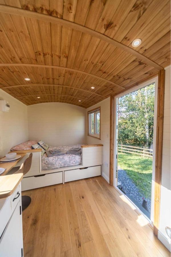 Berllan Y Bugail Shepherds Hut Hotel Llanwrda Exterior photo