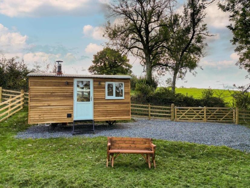 Berllan Y Bugail Shepherds Hut Hotel Llanwrda Exterior photo