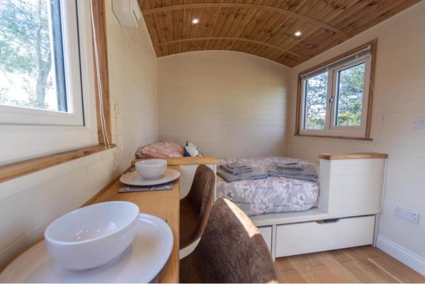 Berllan Y Bugail Shepherds Hut Hotel Llanwrda Exterior photo